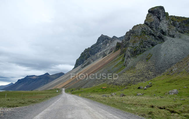 Estrada que estica pela escala da montanha, Sveitar Flagi Hornafjordrur, Islândia — Fotografia de Stock