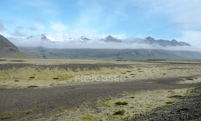 Paisagem montanhosa coberta de nuvens baixas, Islândia, Sveitar Flagi Hornafjordrur — Fotografia de Stock