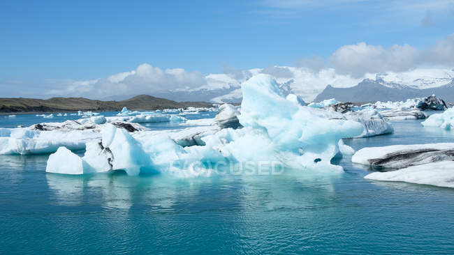 Мальовничий вид на лагуну льодовика Jokulsarlon, Ісландія — стокове фото