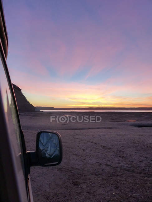 Argentina, Chubut, Viedma, Península Valdez, pôr do sol em uma baía com vista de carro — Fotografia de Stock