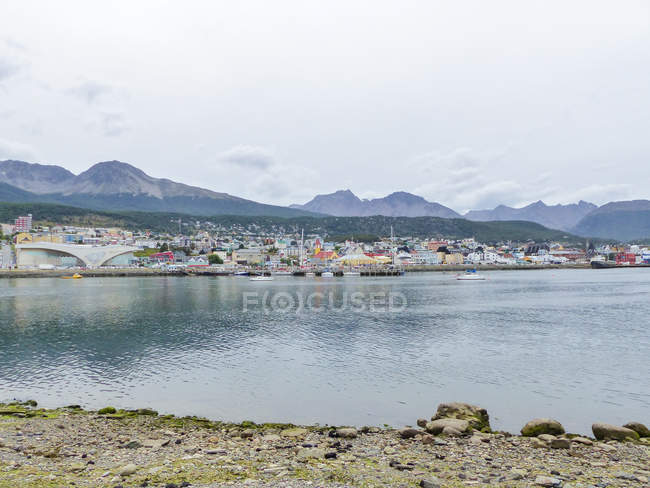 Argentina, Tierra del Fuego, Ushuaia, panorama de la ciudad - foto de stock