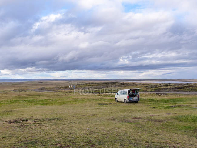 Chili, Région de Magallanes et Xotica Chilena, Terre de Feu, Parc Pinguino Rey, vue sur la voiture dans le champ — Photo de stock