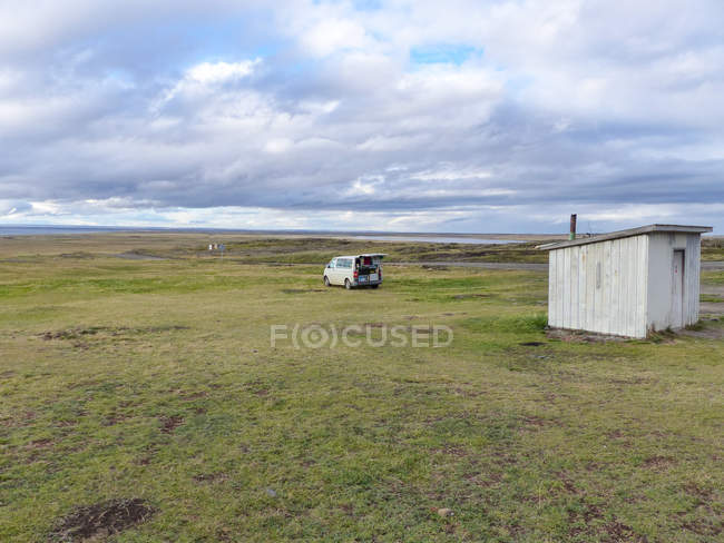 Chile, Region de Magallanes and Ant? rtica Chilena, Tierra del Fuego, Park Pinguino Rey, view of car by hut on field — стоковое фото