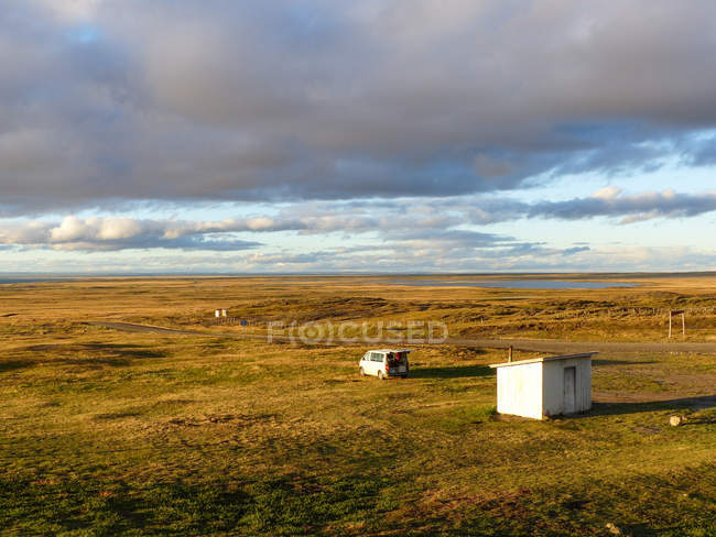 Chile, Tierra del Fuego, Parque Pinguino Rey, vista de carro com cabana — Fotografia de Stock