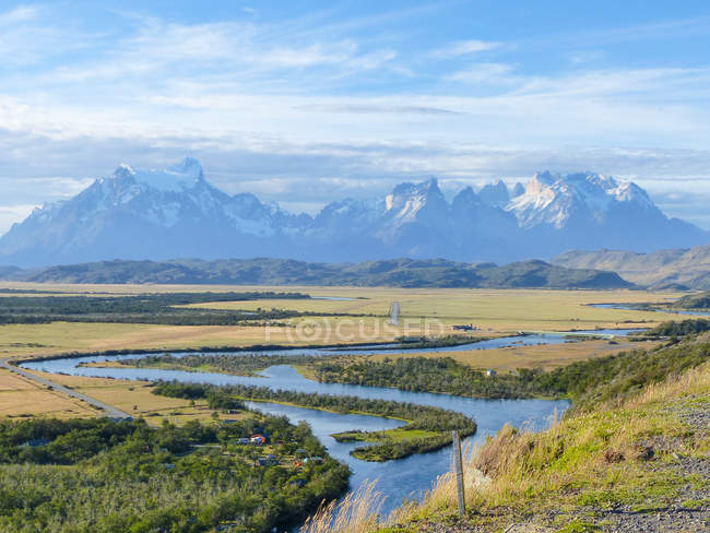 Chile, Região de Magallanes e Antártica Chilena, Ultima Esperanza, Torres del Paine com vista para o rio — Fotografia de Stock