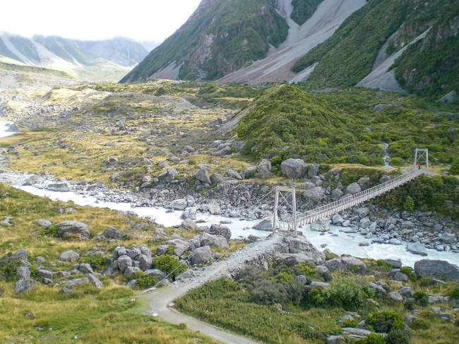 New Zealand, Canterbury, Mount Cook National Park, Mt Cook, view of bridge and river — Stock Photo