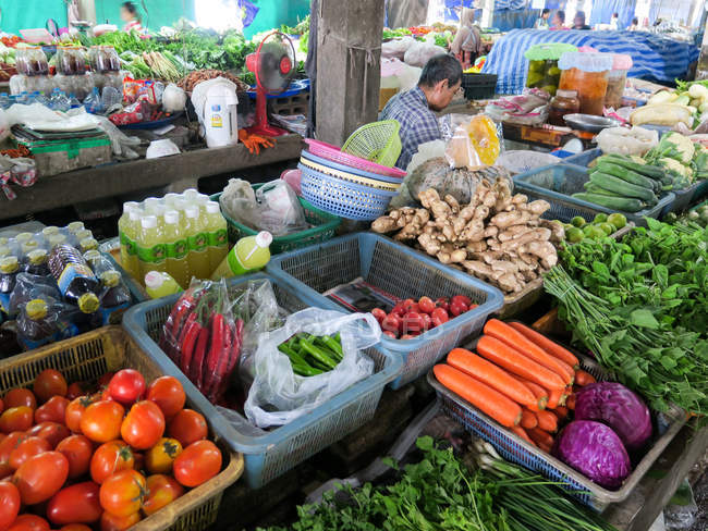 Verdure su bancarelle al mercato in Takuapa, Tambon Khuekkhak, Chang Wat Phang-nga, Thailandia — Foto stock