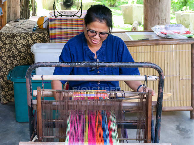 Mujer con trabajo a mano en Khao Lak, Tambon Khuekkhak, Chang Wat Phang-nga, Tailandia - foto de stock