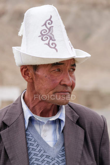 Ritratto di vecchio rurale con copricapo tradizionale, Tagikistan — Foto stock