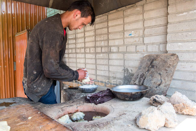 Kyrgyzstan, Osh Region, Osh, man cooking on street Street, Osh — Stock Photo