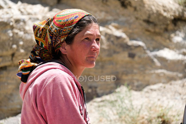 Asiatica donna matura sulla strada rurale, Tagikistan — Foto stock