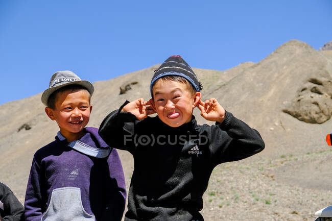 Tadjikistan, Murghab, portrait d'enfants locaux amusants. — Photo de stock