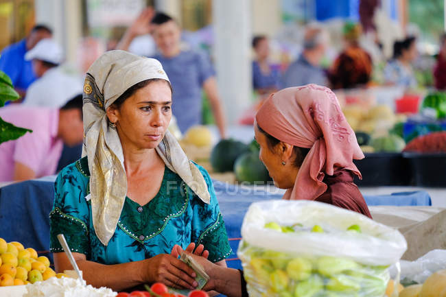 Asiatische Frauen auf einem großen Basar in Buchara, Usbekistan — Stockfoto