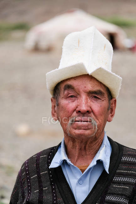 Portrait of rural old man in traditional headdress, Tajikistan — Stock Photo
