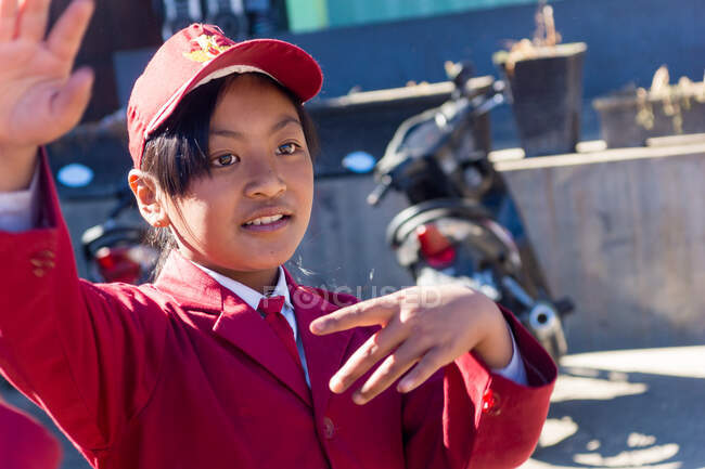 Indonésie, Java, Probolinggo, écolier en uniforme rouge — Photo de stock