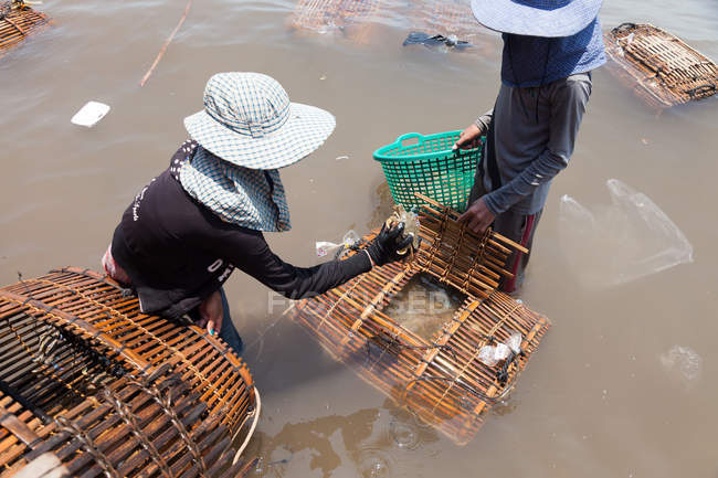 Камбоджа, Кеп, рыбаки, продающие крабов на рынке — стоковое фото