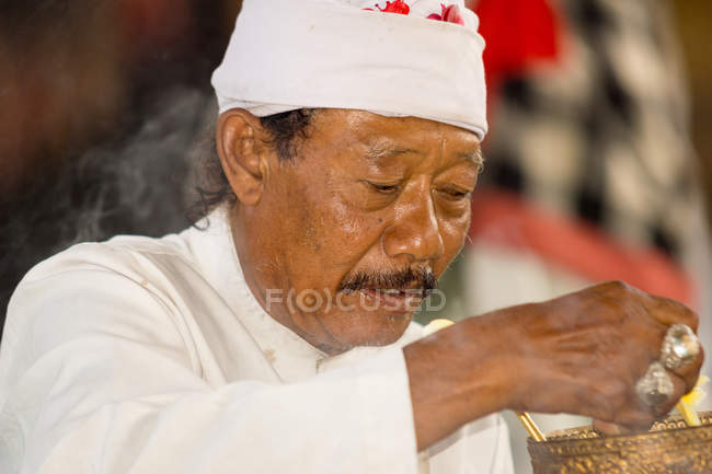 Asian medicine man at traditional demonstration, Gianyar, Bali, Indonesia — Stock Photo