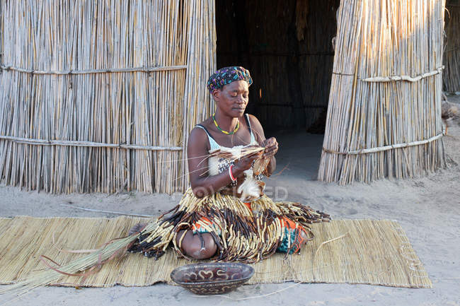Mulher indígena handworking em show village, Caprivi Strip, Namíbia — Fotografia de Stock