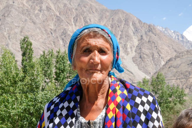 Retrato de mulher velha asiática com lenço de cabeça na cabeça, Tajiquistão — Fotografia de Stock