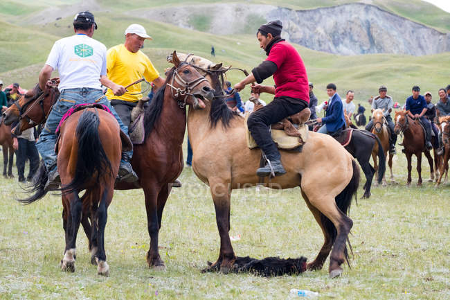 REGIÃO DE SST, QUIRIZSTÃO - JULHO 22, 2017: homens a cavalo, participantes no pólo caprino — Fotografia de Stock