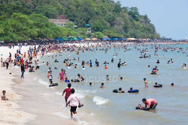 Cambodge, Kep, touristes locaux passant des vacances en mer — Photo de stock