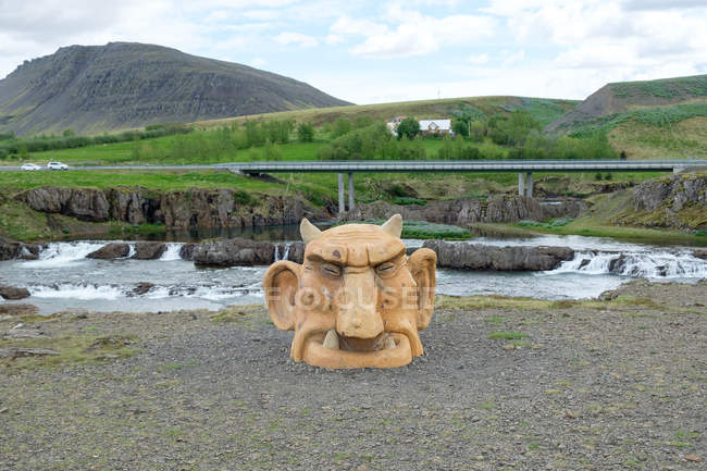 Escultura de cabeza de troll en Hafnarfjordur, Vesturland, Islandia - foto de stock