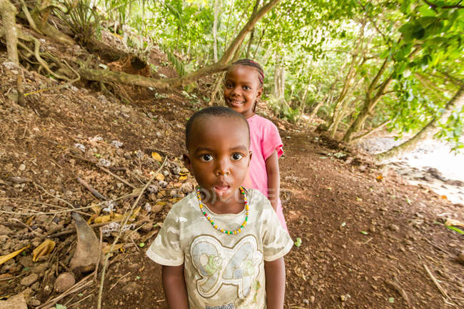 Enfants locaux fascinés par la caméra, coucher de soleil sur l'île de Bom Bom, Sao Tomé-et-Principe, Afrique centrale — Photo de stock