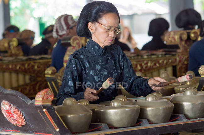 Frau spielt traditionelle Musikinstrumente im Sultanspalast Kraton, Yogyakarta, Java, Indonesien — Stockfoto