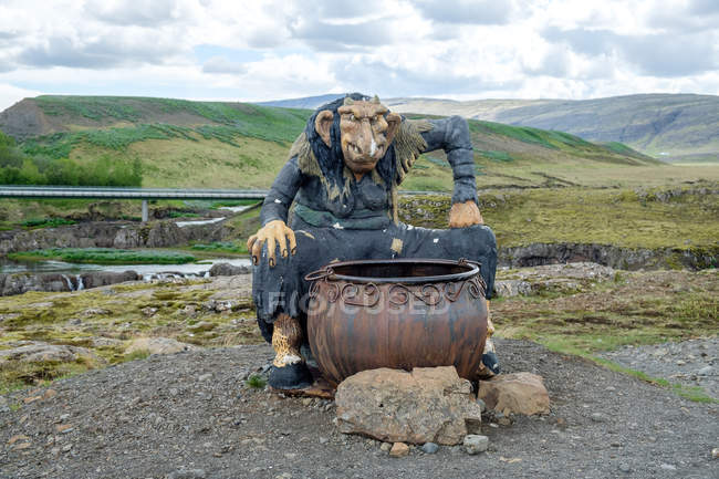 Скульптура троллей с котлом злой троллейбусной жены Грилы, Хафнарфьордура, Вестурланда, Исландии — стоковое фото