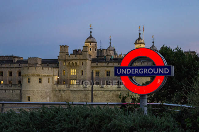Regno Unito, Londra, La vista serale della Torre di Londra con il tipico cartello della metropolitana — Foto stock