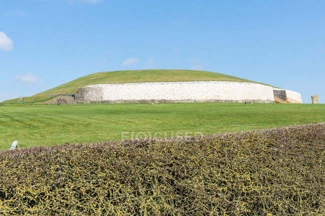 Ірландія, Міт, Newgrange, Зелена зона перед пагорба, Newgrange — стокове фото