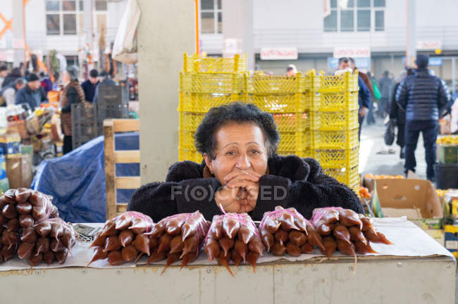 Porträt einer Frau, die Churchhela auf dem Markt verkauft, Tiflis, Georgien — Stockfoto
