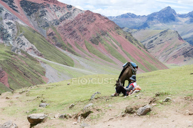 Peru, Qosqo, Cusco, homem caminhando até a Montanha do Arco-íris — Fotografia de Stock