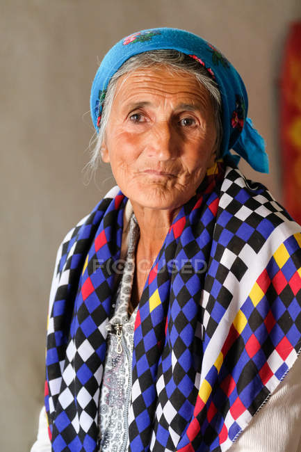 Retrato de mulher velha asiática com lenço de cabeça na cabeça, Tajiquistão — Fotografia de Stock