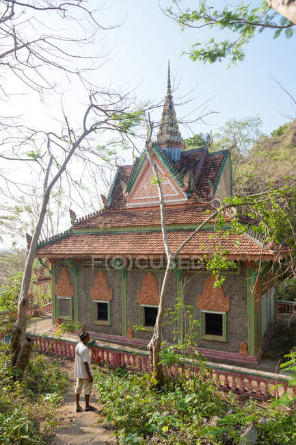 Camboja, Kep, Pagoda em Phnom Sasear, Pagoda perto de Kampot e Kep e homem — Fotografia de Stock