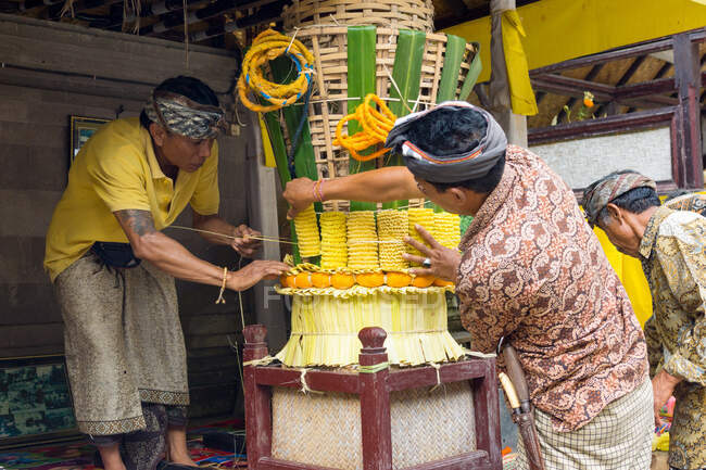 Индонезия, Бали, Гяньяр, подготовка к жертвенному празднику в Пура Гунунг Кави — стоковое фото
