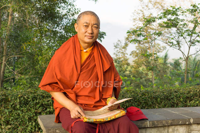 Buddhist monk in temple complex of Borobudur, Magelang, Java, Indonesia — Stock Photo