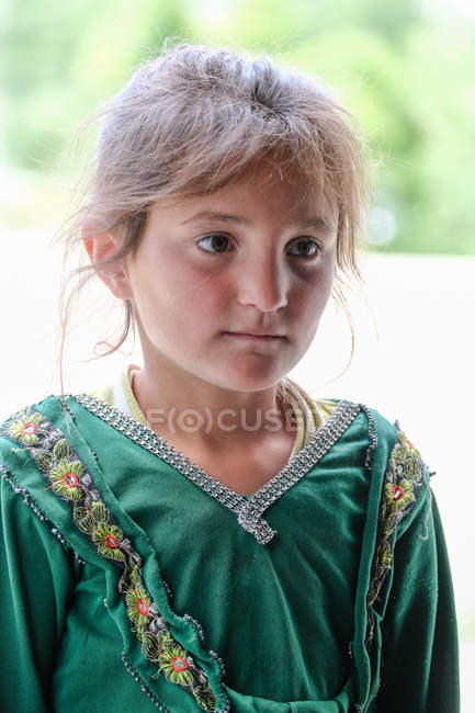 Retrato de menina em roupas nacionais verdes, Tajiquistão — Fotografia de Stock