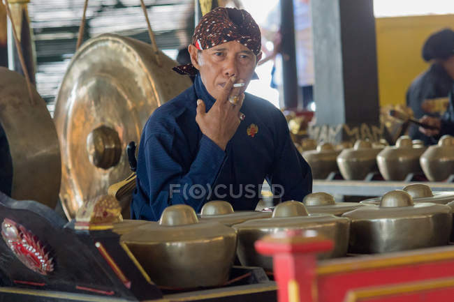 Traditionelle musikaufführung im sultan palast kraton, yogyakarta, indonesien — Stockfoto
