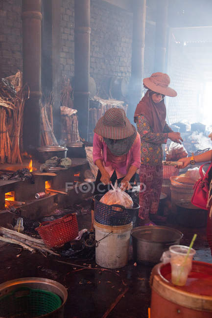 Mulheres cozinhando frutos do mar no mercado de caranguejo, Kep, Camboja — Fotografia de Stock