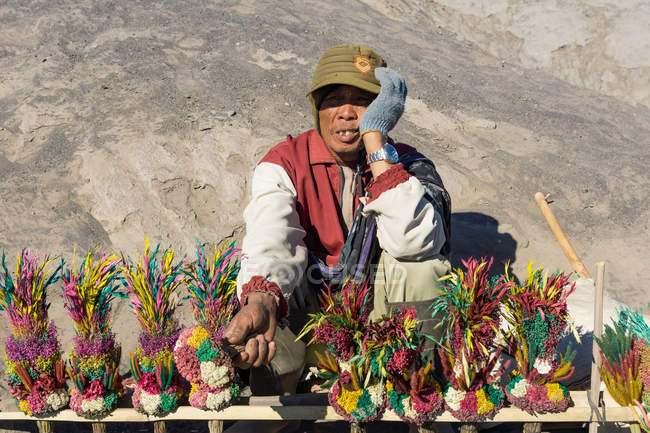 Uomo che vende fiori al vulcano Bromo, Java, Indonesia — Foto stock