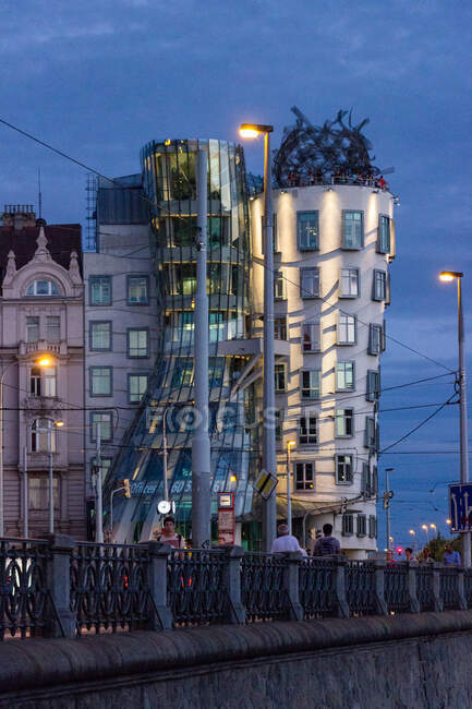 República Checa, Praga, La Casa Danza ubicada directamente sobre el río Vltava. Se trata de un edificio de oficinas con restaurante y terraza de observación. - foto de stock