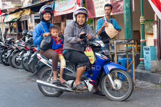 Street scenery with local family on scooter in Yogyakarta, Java, Indonesia, Asia — Stock Photo