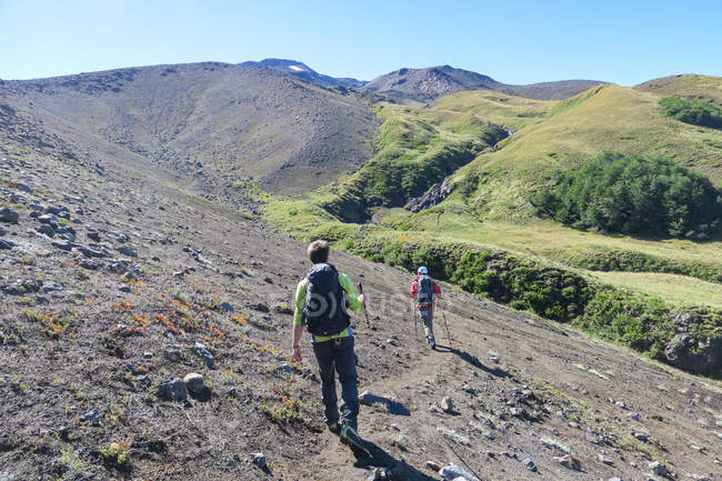 Cile, persone che scalano il vulcano Quetrupillan — Foto stock