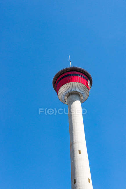 Vista da Torre de Calgary com céu azul ao fundo, Calgary, Canadá — Fotografia de Stock