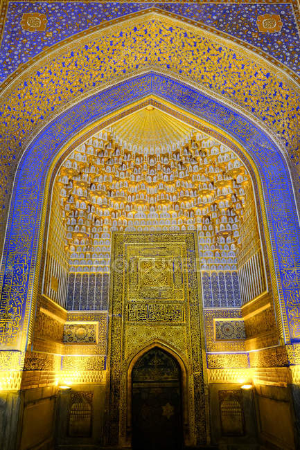 Uzbequistão, Madrasa no Registan em Samarcanda, interior decorado de forma tradicional com ornamentos de azulejos coloridos — Fotografia de Stock