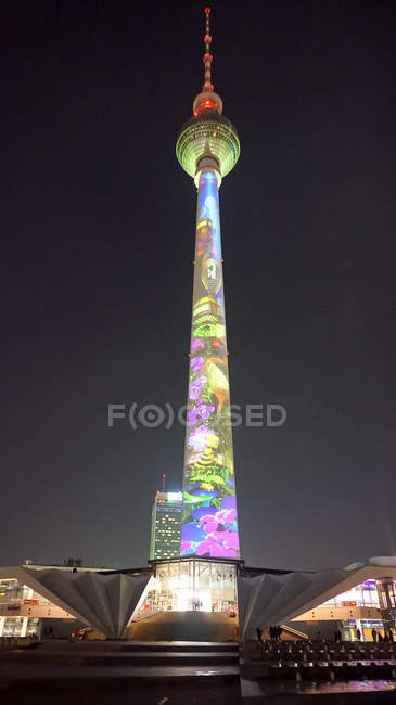 Vista de la torre de TV iluminada en Berlín, Alemania - foto de stock