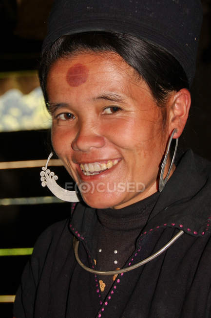 Vietnamese woman in traditional clothes smiling at camera, Vietnam — Stock Photo