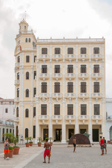 Мужчины играют в футбол рядом с Hotel Los Frailes, Гавана, Куба — стоковое фото