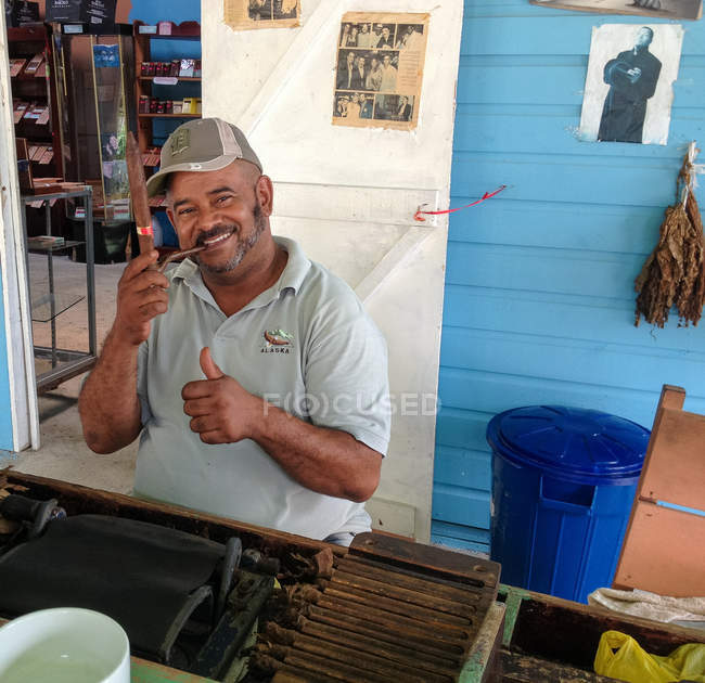 Sorridente Cigar Maker con thumb-up, Los Melones, La Altagracia, Repubblica Dominicana — Foto stock